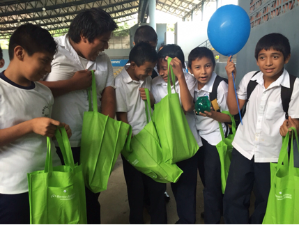 Niños disfrutando de la obra de teatro
